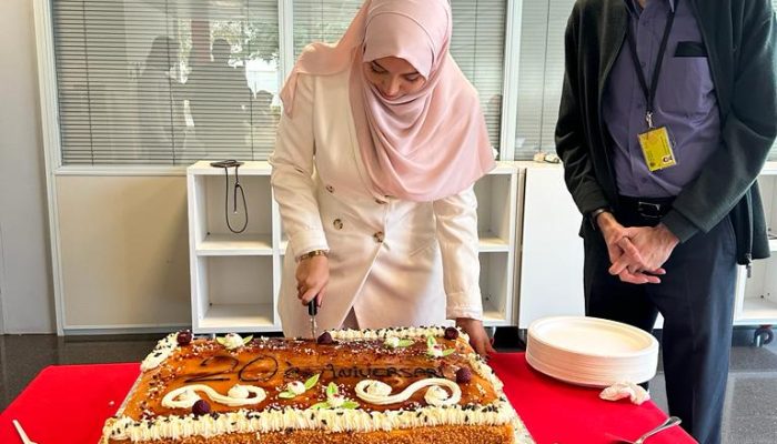 La Delegada de Alumnos, Rayan Faiz, partiendo la tarta de la celebración de los 20 años.